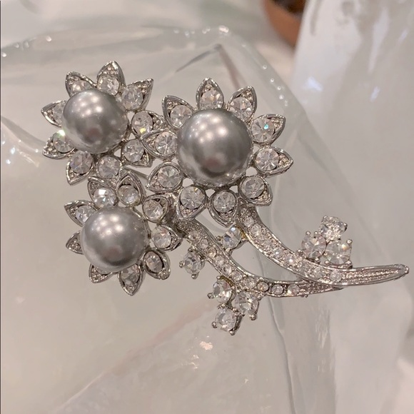 Jewelry - Beautiful crystal and pearl broach